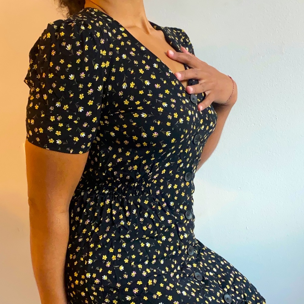 Dress with flowers and button